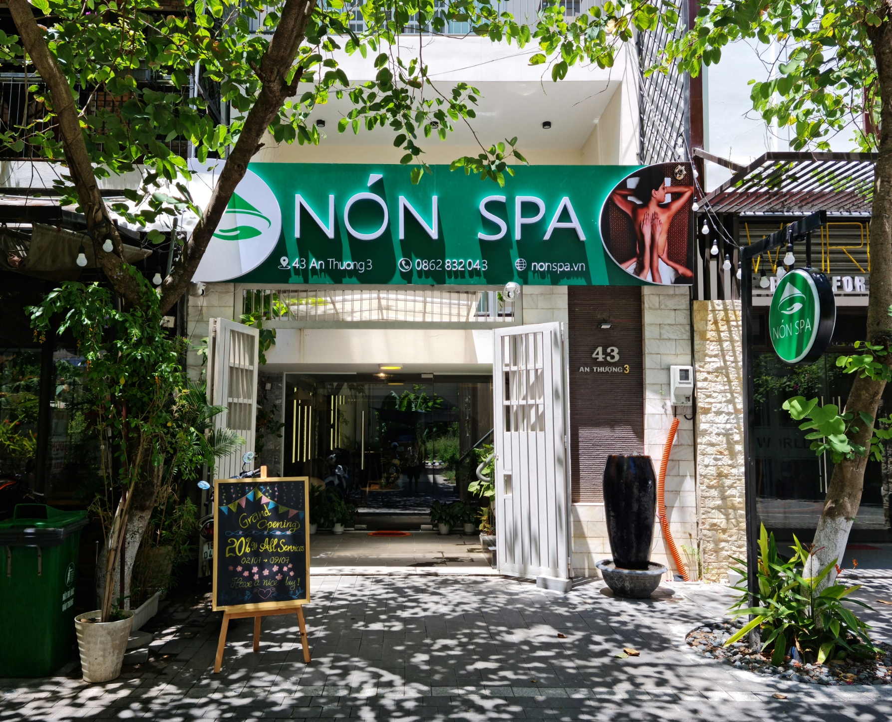 Signage and entrance of Nón spa